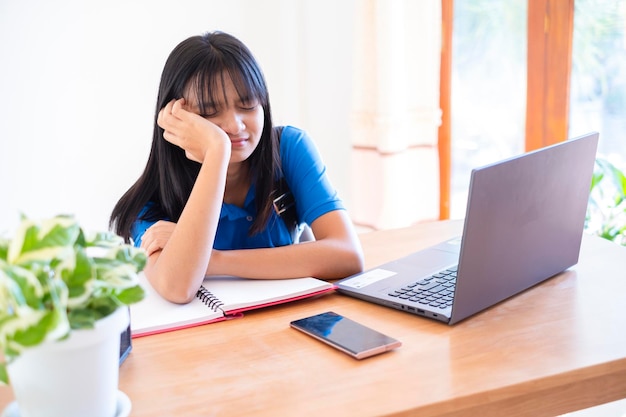 Las niñas tienen dolor de cabeza con el estudio, estudian en línea en casa.