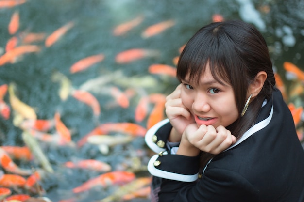 Niñas con uniforme escolar japonés.