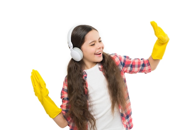 Las niñas usan audífonos y guantes protectores para limpiar Escuchar música y limpiar la casa Divertirse Hacer que el hogar sea más alegre Limpiar y bailar Tocar música puede reducir el tiempo de limpieza a la mitad