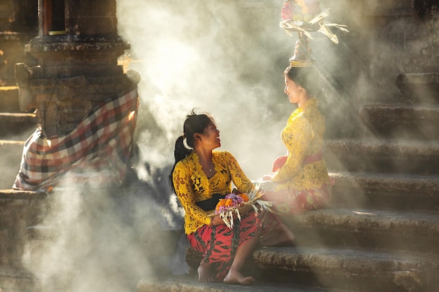 Niñas vestidas con ropa nacional realizan una ceremonia ritual. bali Indonesia