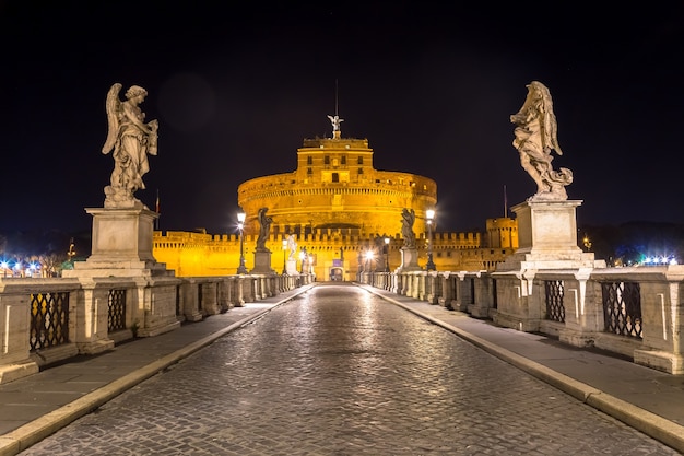 Ninguém durante a noite na ponte em frente ao castelo de santo ângelo em roma