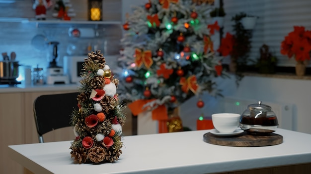 Ninguém na cozinha decorada de natal em casa