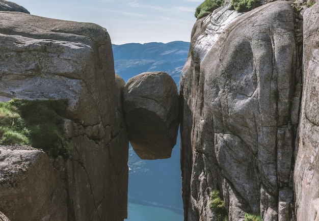 Ninguém paisagem do famoso Kjeragbolten A pedra mais perigosa do mundo