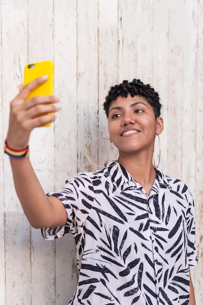 Ninguna mujer binaria tomando selfie en un día soleado