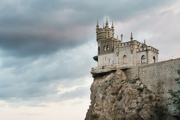 Ninho da andorinha do castelo, fica em uma rocha na falésia no fundo do mar Negro.