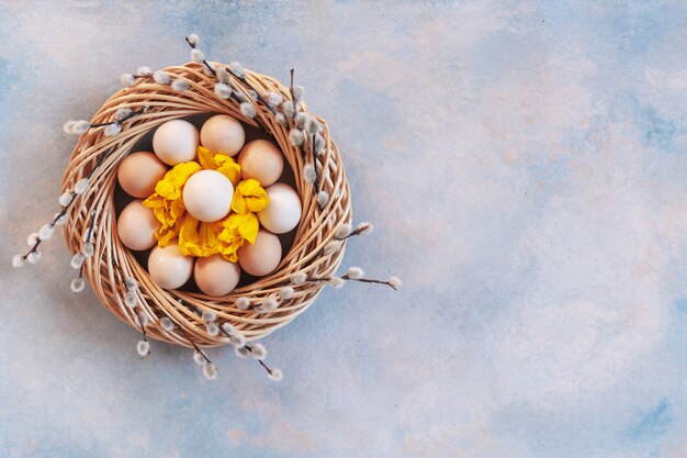 Ninho de decoração de Páscoa, salgueiro, ovos naturais.