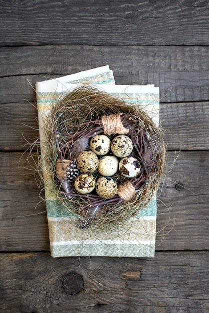 Ninho de ovos de Páscoa, fundo rústico de madeira