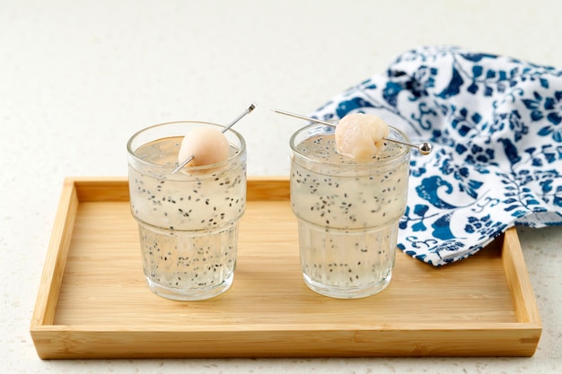 Ninho de pássaro gelo ou es sarang burung refresco tradicional indonésio feito de geléia desfiada semente de manjericão liche xarope simples e nata de coco