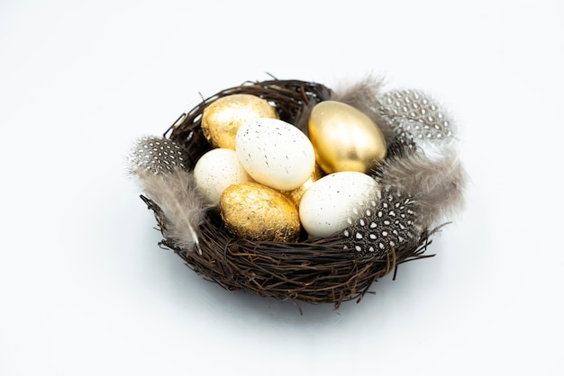 Ninho, ovos de Páscoa dourados e brancos