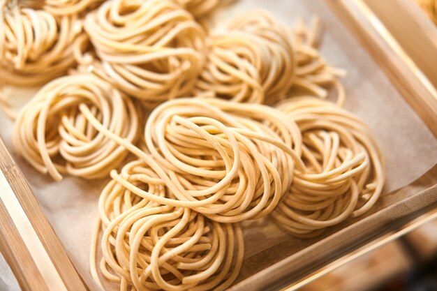 Ninhos redondos fettuccine pretos da tendência.