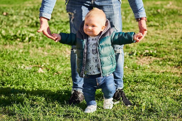 Niñito aprendiendo a caminar