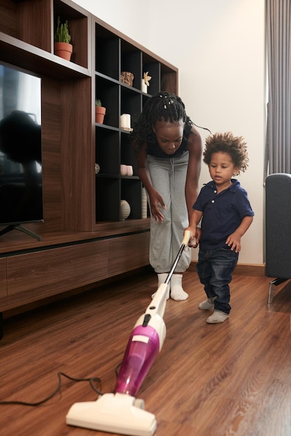 Niñito aspirando bajo el control de su madre