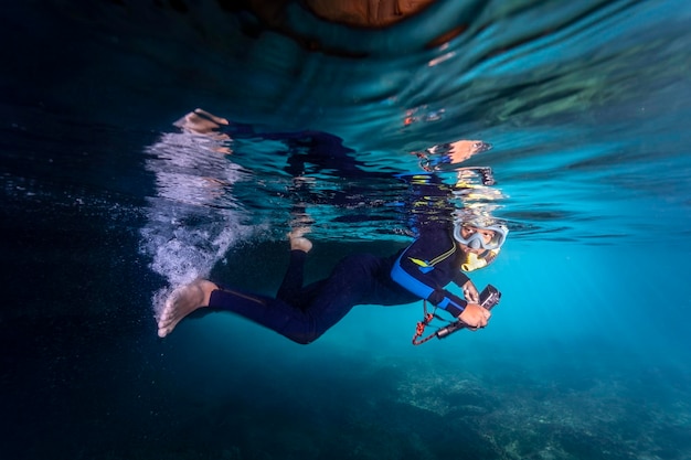 Niñito buceo libre en una cueva abierta