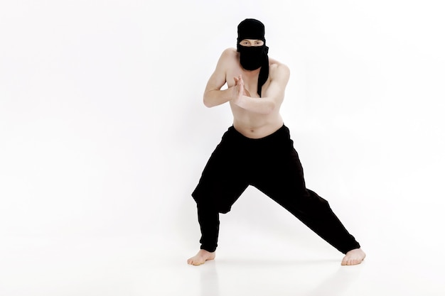 Ninja em fundo branco lutador masculino em roupas pretas