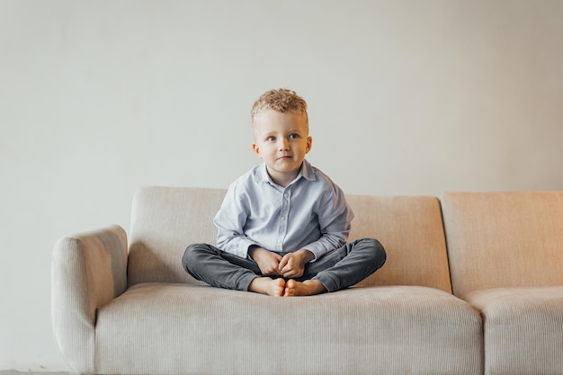 Niño de 4 años rubio con camisa