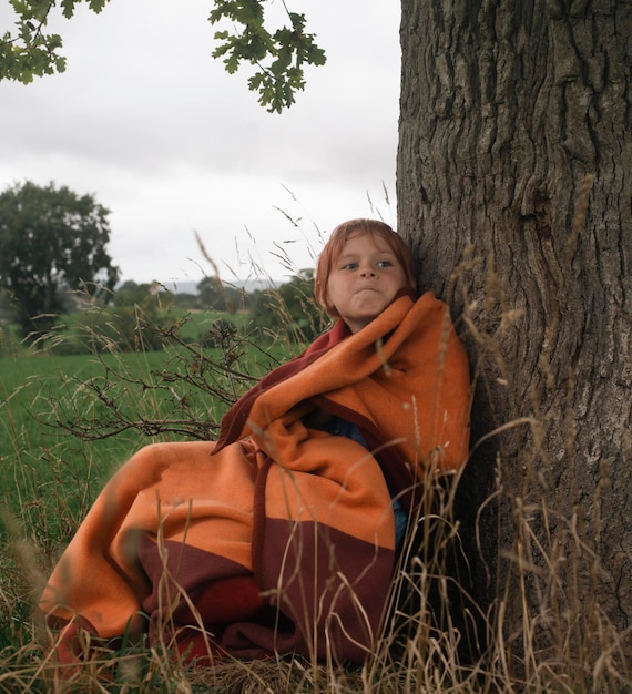 Niño de 9 años en el campo.