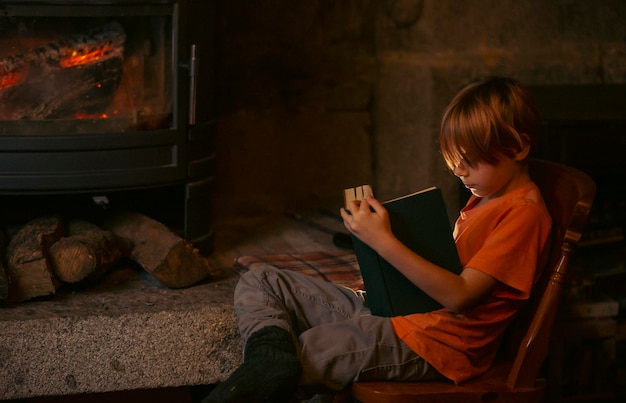 Niño de 9 años cerca de la chimenea.