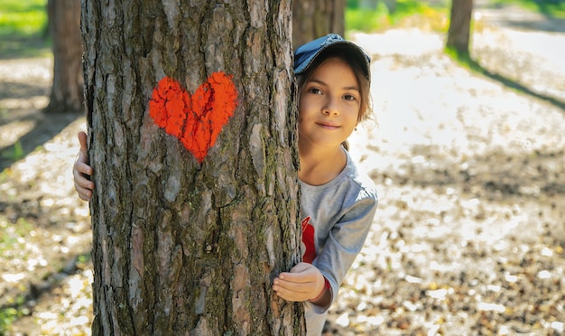 Un niño abraza un árbol