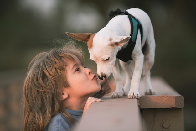 Niño abraza y besa amorosamente a su perro mascota