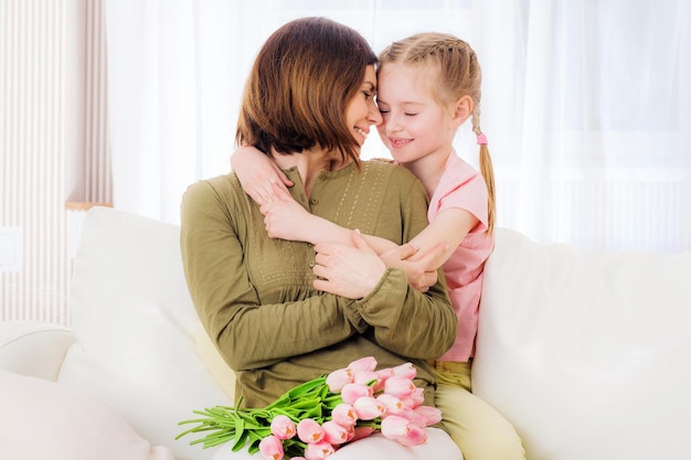 Niño abrazando a la madre con amor