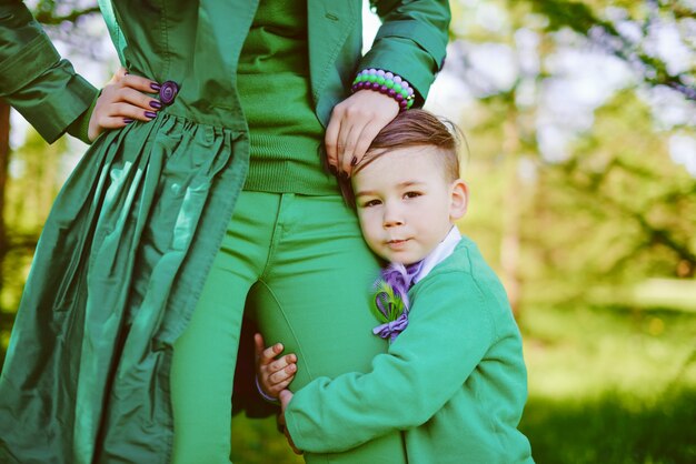 Niño abrazando a su madre