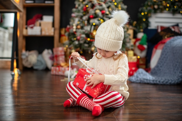 Foto el niño abre la caja de regalo