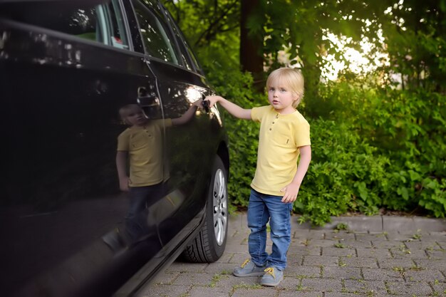 Niño abriendo la puerta del coche.