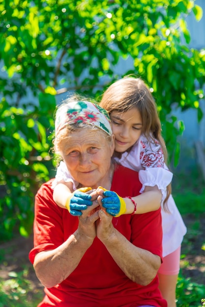 Niño y abuela bandera dibujada a mano de Ucrania Enfoque selectivo