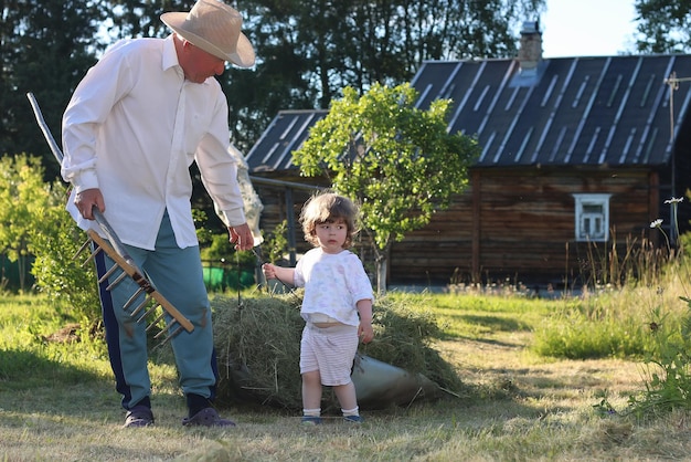 niño y abuelo cosecharon heno