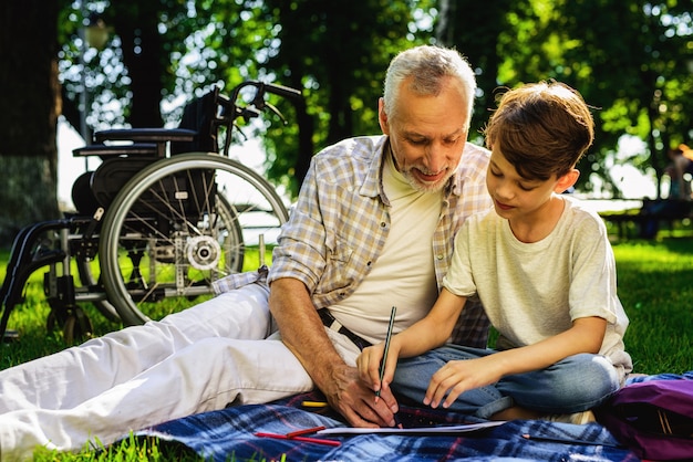 Niño y abuelo dibujan el libro de familia Pic Picnic