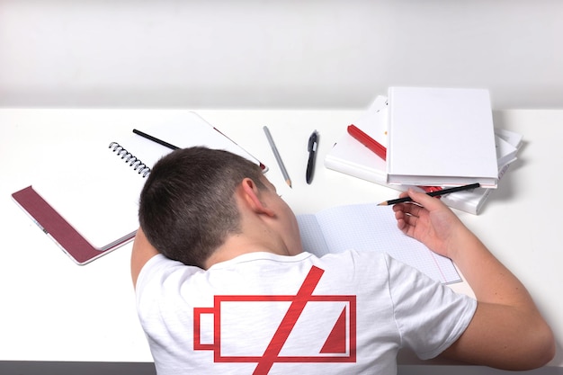 Niño aburrido y cansado haciendo la tarea en el escritorio blanco en su habitación Colegial probems concepto ISo