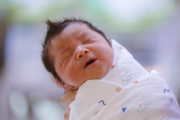 Foto el niño acaba de nacer con una tela de bebé envuelta alrededor de todo el cuerpo.