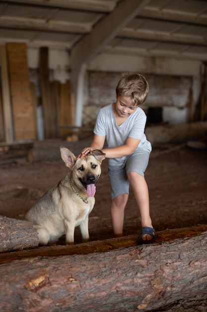 El niño acaricia a su perro