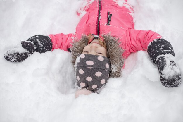 Niño, acostado, en, nieve