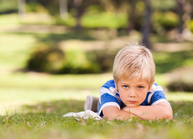 Niño acostado en el parque