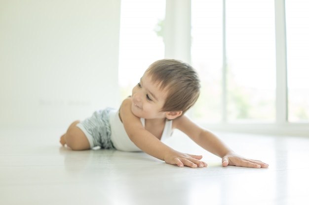 Niño acostado en el piso