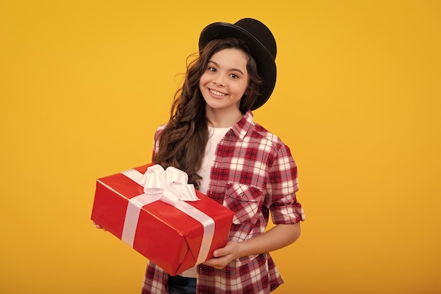 Niño adolescente con caja de regalo Chica adolescente dando regalo de cumpleaños Saludo actual y concepto de obsequio Adolescente feliz emociones positivas y sonrientes de chica adolescente