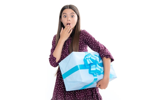 Foto niño adolescente con caja de regalo niña adolescente dando regalo de cumpleaños saludo actual y concepto de obsequio