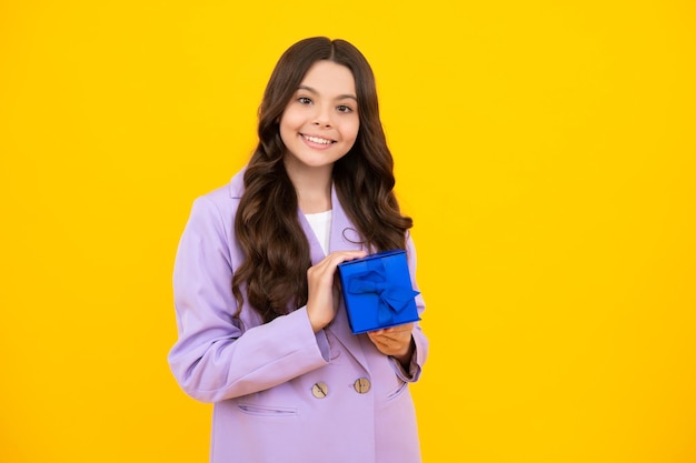 Niño adolescente con caja de regalo Presente para las vacaciones Feliz cumpleaños Día de San Valentín Año nuevo o Navidad Niño sostenga la caja de regalo Feliz adolescente emociones positivas y sonrientes