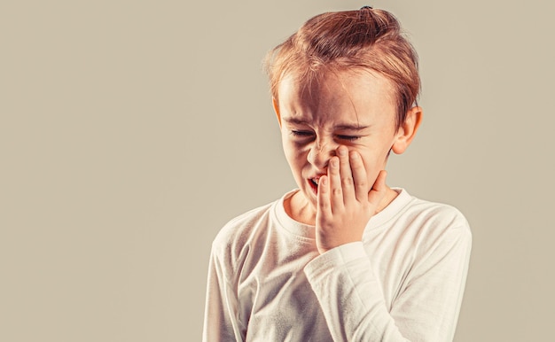 Niño adolescente con dolor de dientes Niño pequeño y lindo con problemas dentales que tiene mucho dolor Dolor de dientes
