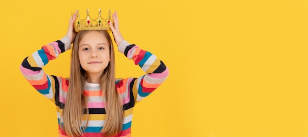 Niño adolescente egoísta en corona de reina sobre fondo amarillo Princesa reina infantil en diseño de cartel horizontal de corona Espacio de copia de encabezado de banner