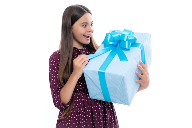 Niño adolescente emocional mantenga regalo en cumpleaños Niña divertida niño sosteniendo cajas de regalo celebrando feliz año nuevo o Navidad