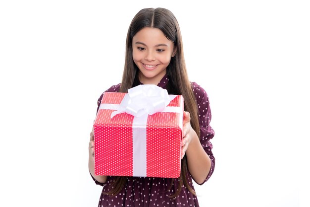 Niño adolescente emocional mantenga regalo en cumpleaños Niña niño divertido sosteniendo cajas de regalo celebrando feliz año nuevo o Navidad Retrato de niña adolescente sonriente feliz