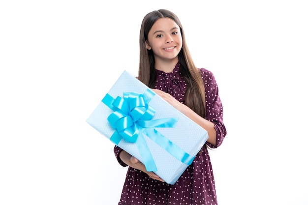 Foto niño adolescente emocional mantenga regalo en cumpleaños niña niño divertido sosteniendo cajas de regalo celebrando feliz año nuevo o navidad retrato de niña adolescente sonriente feliz