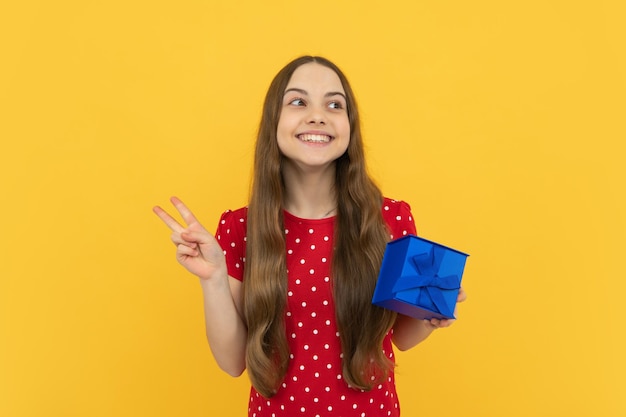 Niño adolescente con fondo aislado de estudio de caja de regalo Presente para cumpleaños Día de San Valentín Año Nuevo o Navidad Niño sostenga caja de regalo con lazo de cinta de regalo