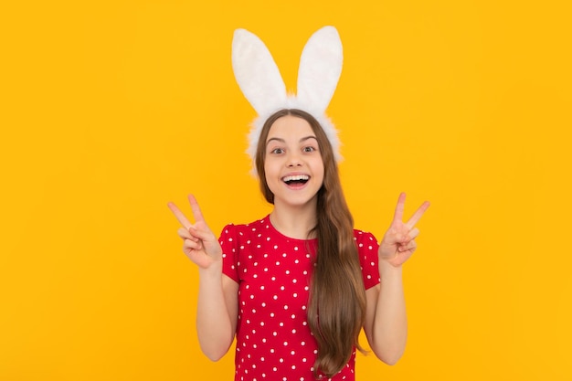 Niño adolescente con huevos de pascua con orejas de conejo felices vacaciones de pascua Cara emocionada emociones alegres de niña adolescente