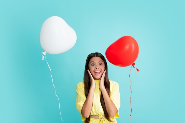 Niño adolescente niña con globos rojos en fiesta de cumpleaños Cara sorprendida sorpresa emociones de niña adolescente