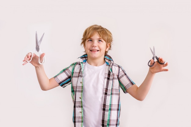 niño adolescente rubio con tijeras