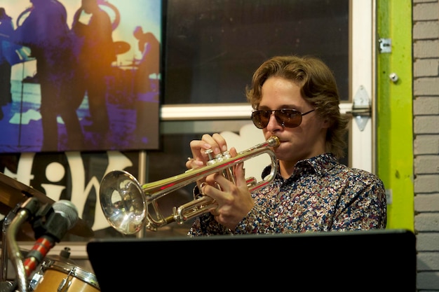 Un niño adolescente tocando un instrumento musical