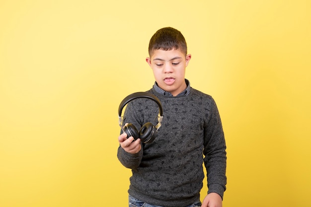 niño adorable en ropa casual con auriculares.